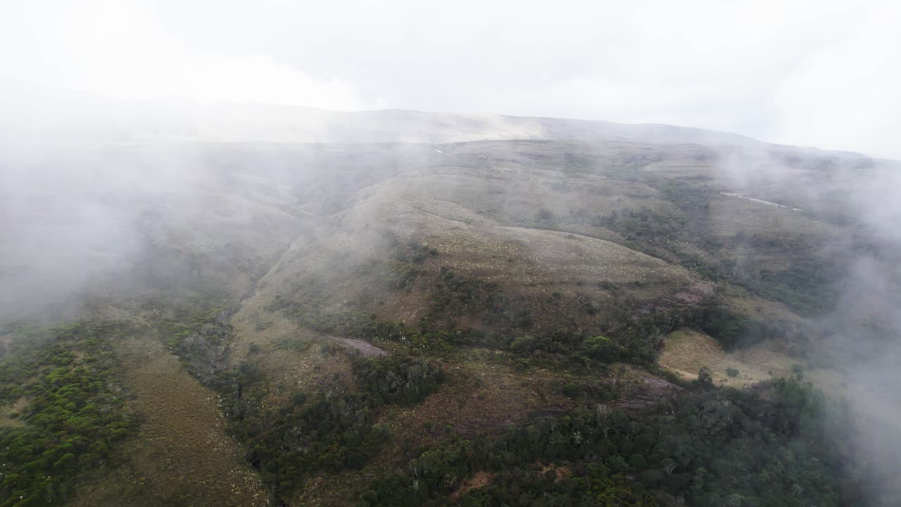 vista de avión no tripulado hacia atrás de la captura de colinas en una mañana de niebla