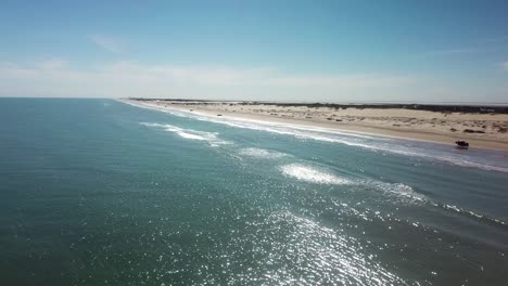 Luftdrohnenansicht-Mit-Zunehmender-Höhe-Von-Strand-Und-Sanddünen-Bei-Ebbe-Auf-Einer-Barriereinsel-An-Der-Golfküste-An-Einem-Sonnigen-Nachmittag---South-Padre-Island,-Texas