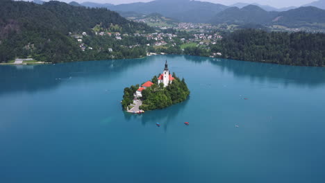 capturando el panorama celestial del lago bled en un día despejado en eslovenia