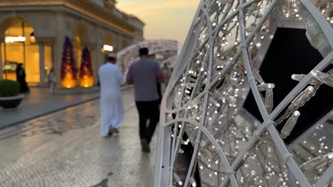 Unscharfer-Hintergrund-Leute-Gehen-In-Der-Alten-Stadt-Im-Stadtzentrum-Von-Katar-Doha-Katara-Luxusstraßen-Mit-Einkaufszentrum-Kopfsteinpflasterweg-Festivalmusik-Traditionelle-Kultur-Und-Lokale-Lebensmittel-Am-Strand-In-Der-Nähe-Des-Golfs