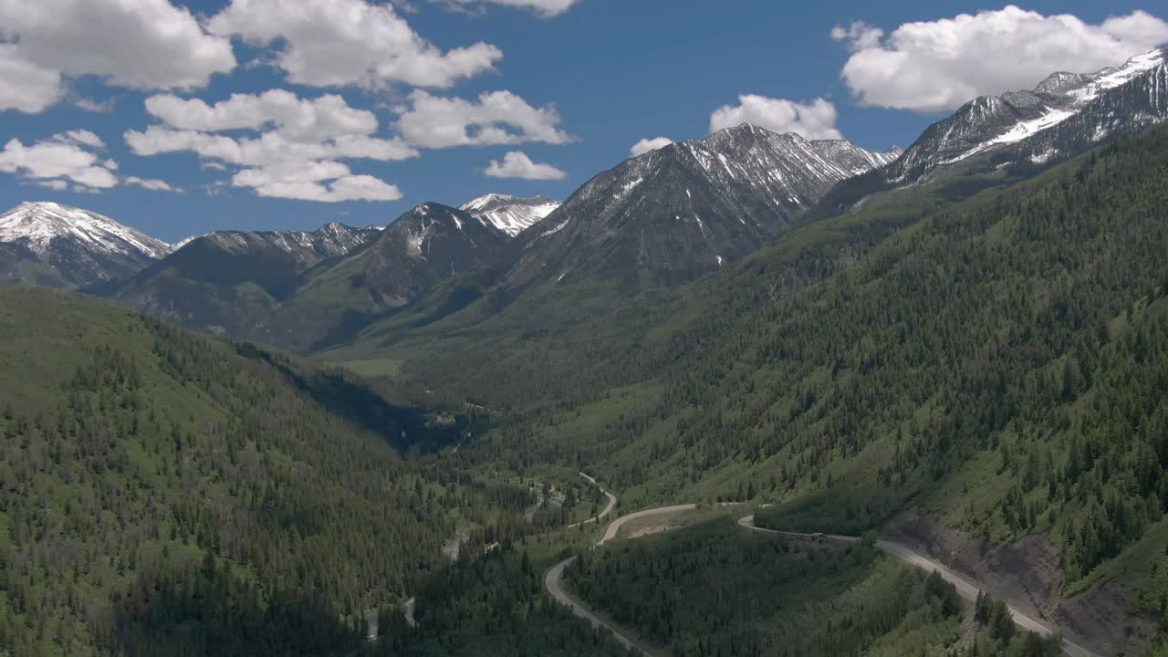 vista aérea hace zoom de muñeca para mostrar una vista de la hermosa carretera sinuosa de colorado