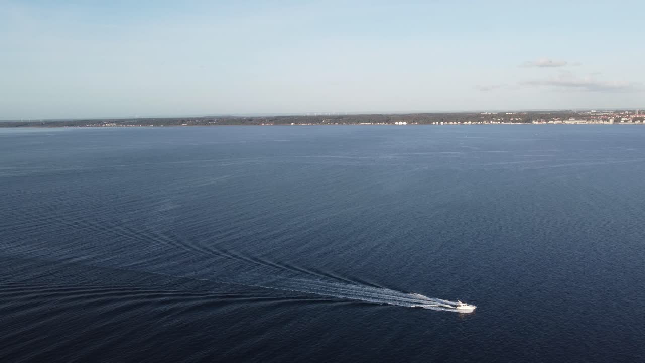 vista aérea de un barco que cruza el estrecho de oresund, frente al castillo de kronborg con vistas a suecia