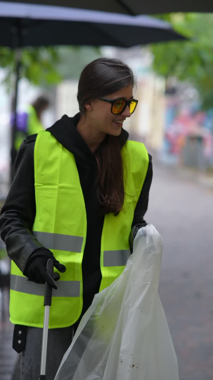 mujer voluntaria para la limpieza de calles