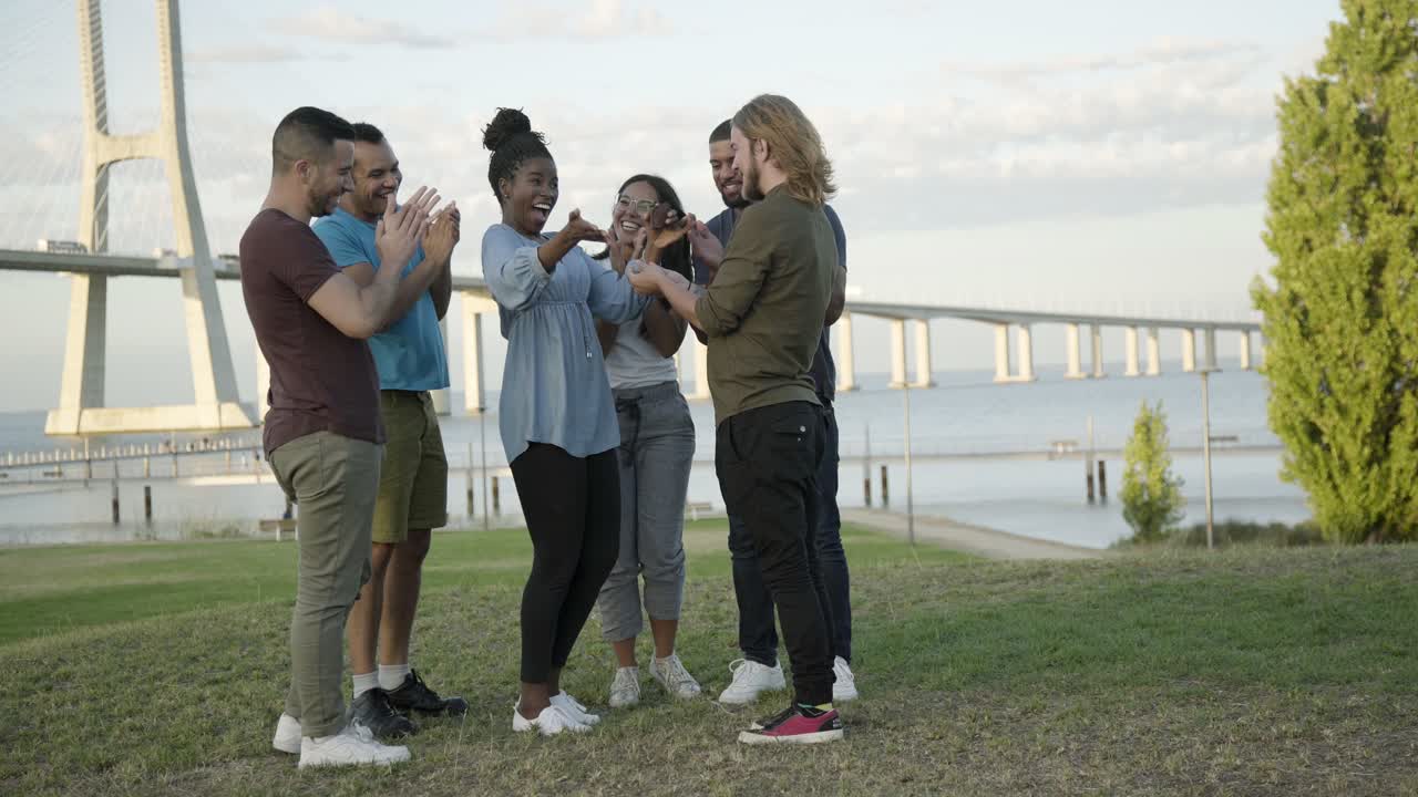 미소 짓는 친구 들 이 젊은 여자 에게 놀라움을 선사 하고 있다