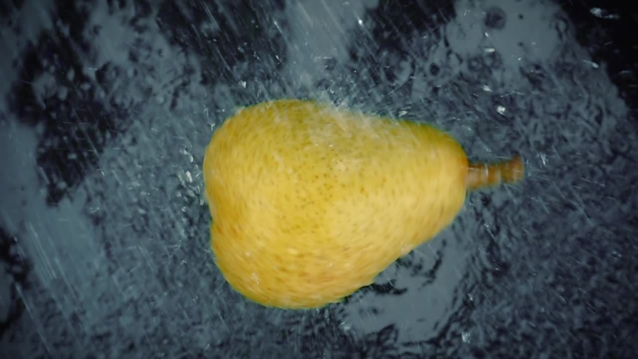 검은 바탕에  ⁇ 은 물 스플래시가 있는 파이어. 슈퍼 슬로우 모션 루프.