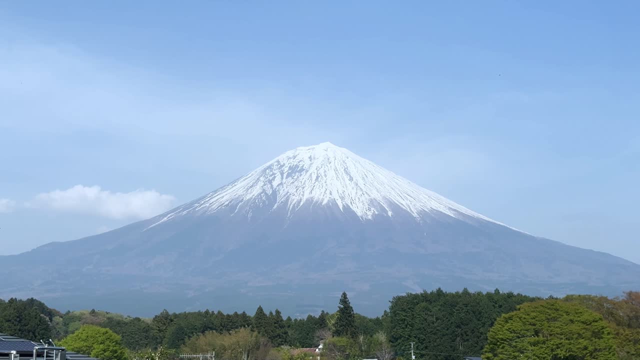 Fuji-bjerget, Japans ikoniske sneklædte tinde, der tårner sig op over landskabet om foråret.