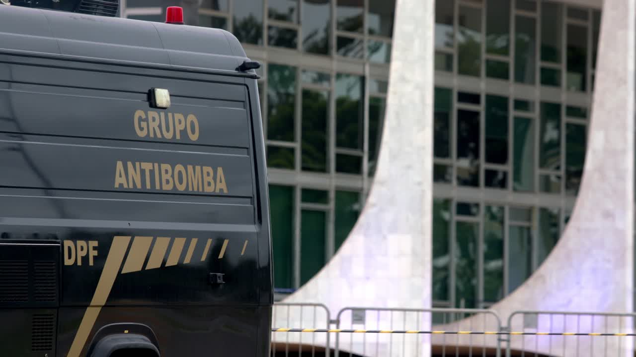 Official explosive specialist unit vehicle, criminal attack threat Brazil