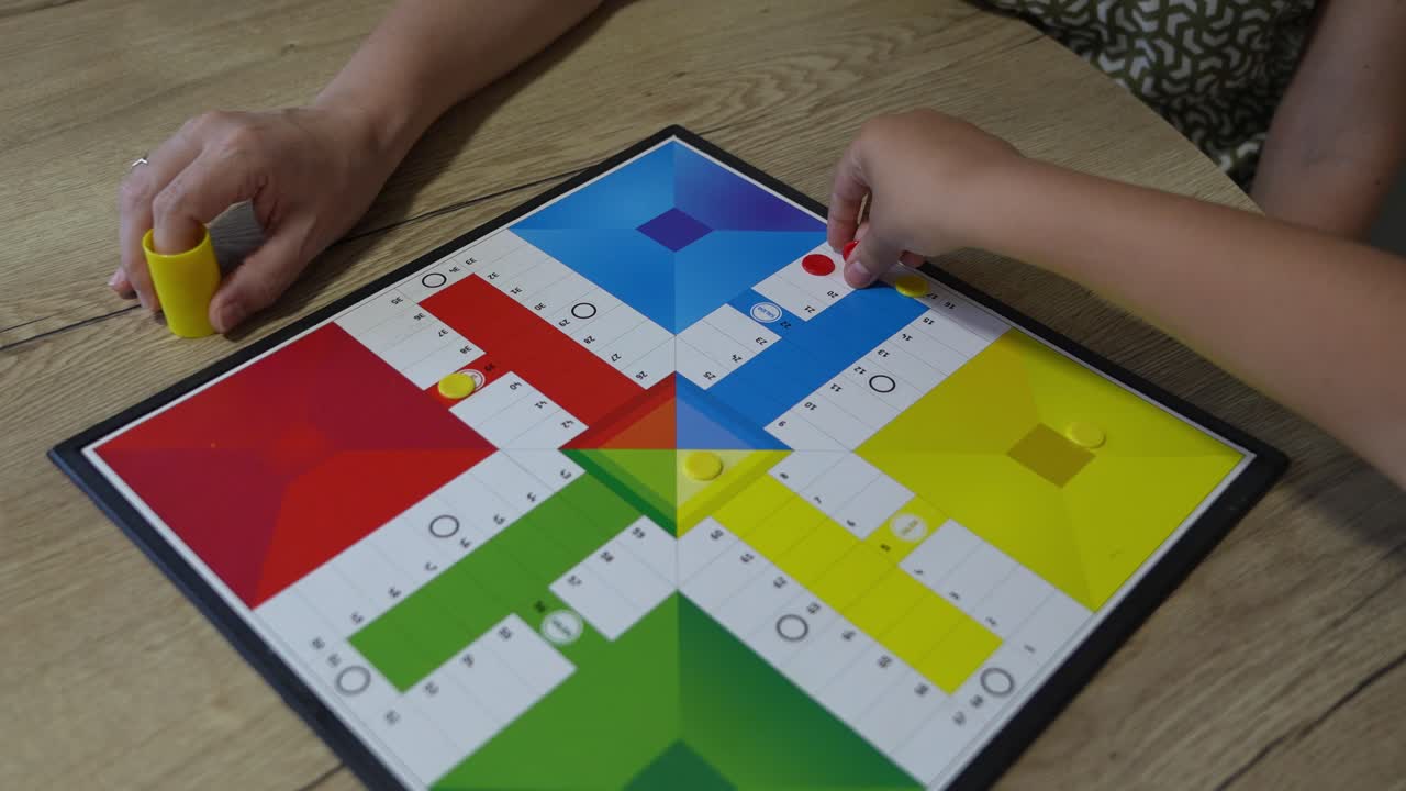 Famiglia che gioca a un gioco da tavolo