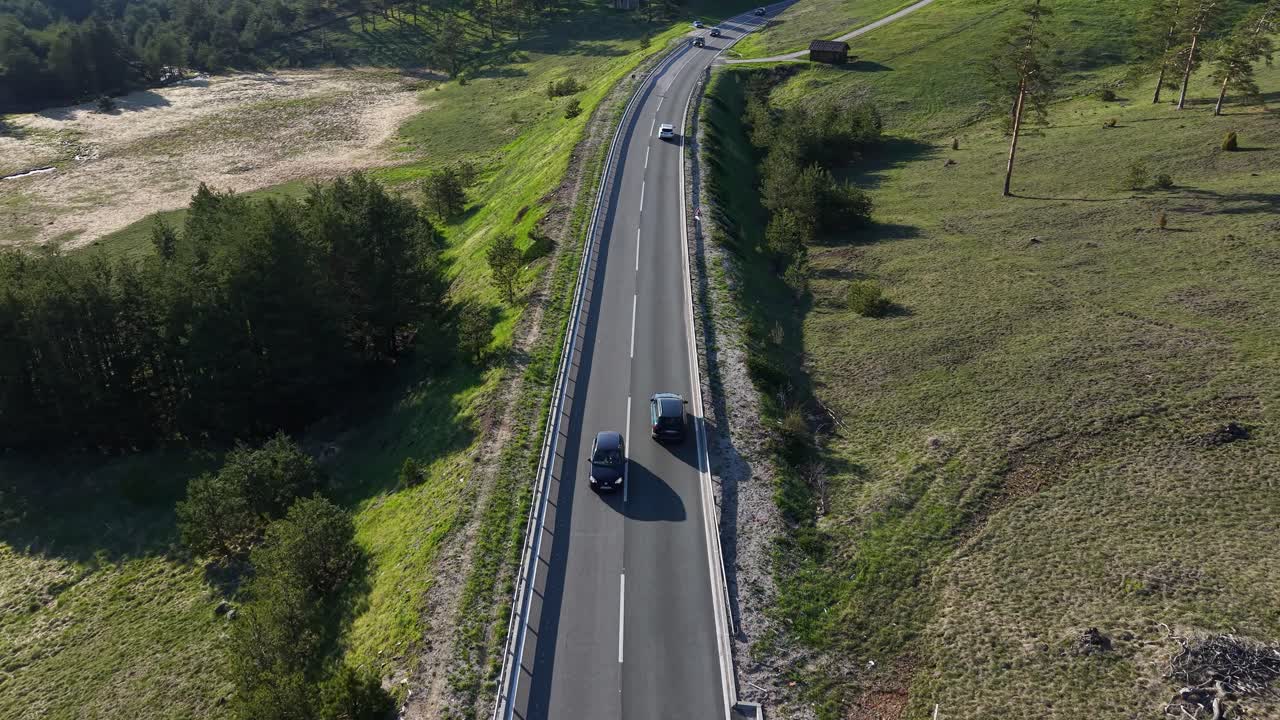 Góra Zlatibor, Serbia. Zdjęcie z drona przedstawiające ruch drogowy i zielone wzgórza w słoneczny, wiosenny dzień