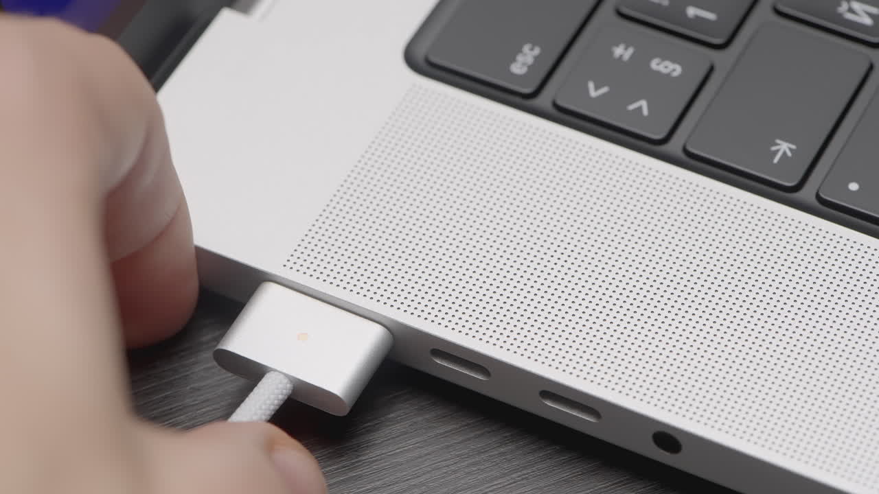 detalle del cable de carga de la computadora portátil