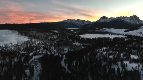 Panorama-Del-Paisaje-Invernal-Con-Bosques-Y-Montañas-Nevadas-De-Dientes-De-Sierra-En-Stanley,-Idaho