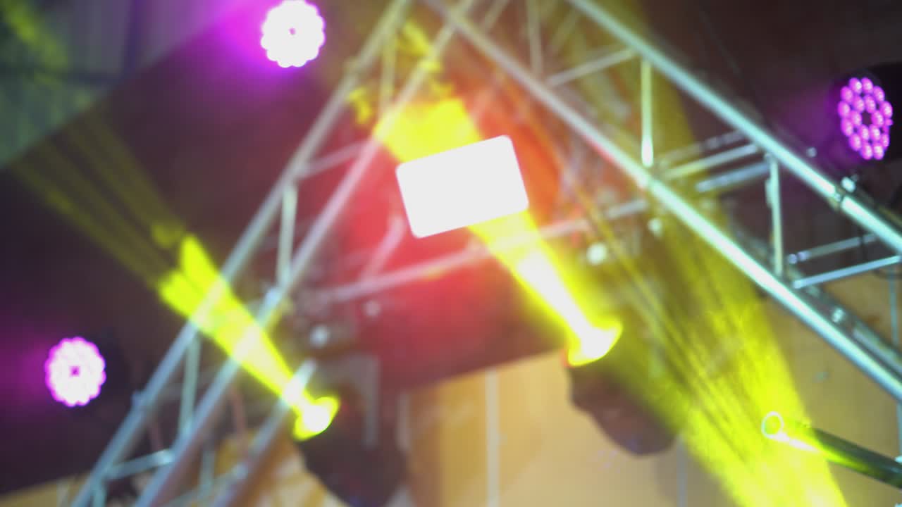 야간 파티에서 무대 스타디움 콘서트, 엔터테인먼트를위한 다채로운 추상 상자 조명, 무대 쇼에 스포트라이트, 행사에 빨간 보라색과 오렌지 밝은 색의 광선