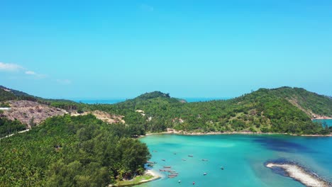 laguna tranquila con agua turquesa y playa de arena de malibu