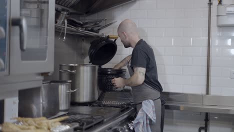 chef cocinando en una cocina profesional