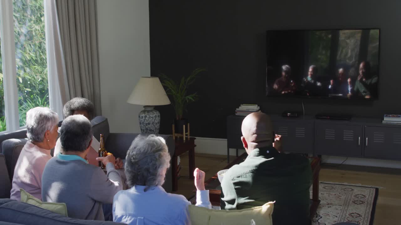 행복 한 혼합 인종 고등 부부 와 아프리카계 미국인 친구 들 이 맥주 를 마시고 재미 를 즐기고 있다