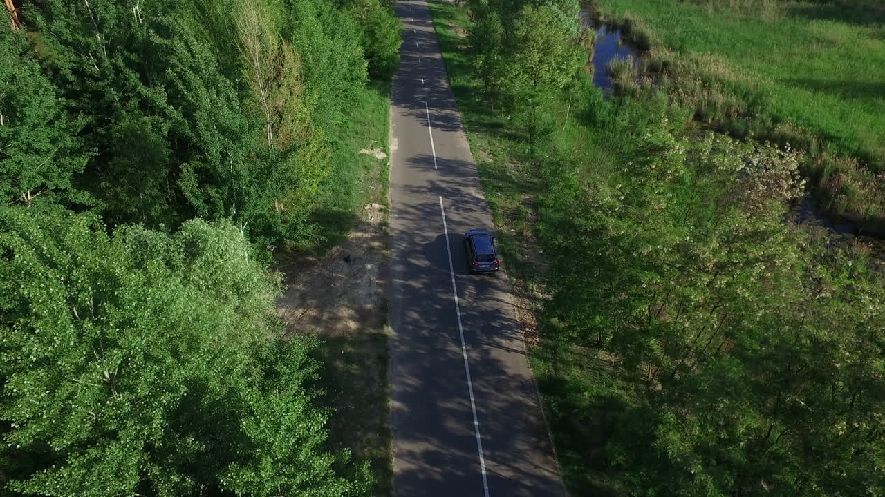 시골 고속도로에서 움직이는 자동차. 공중 전망 자동차 교외 도로에 돌고