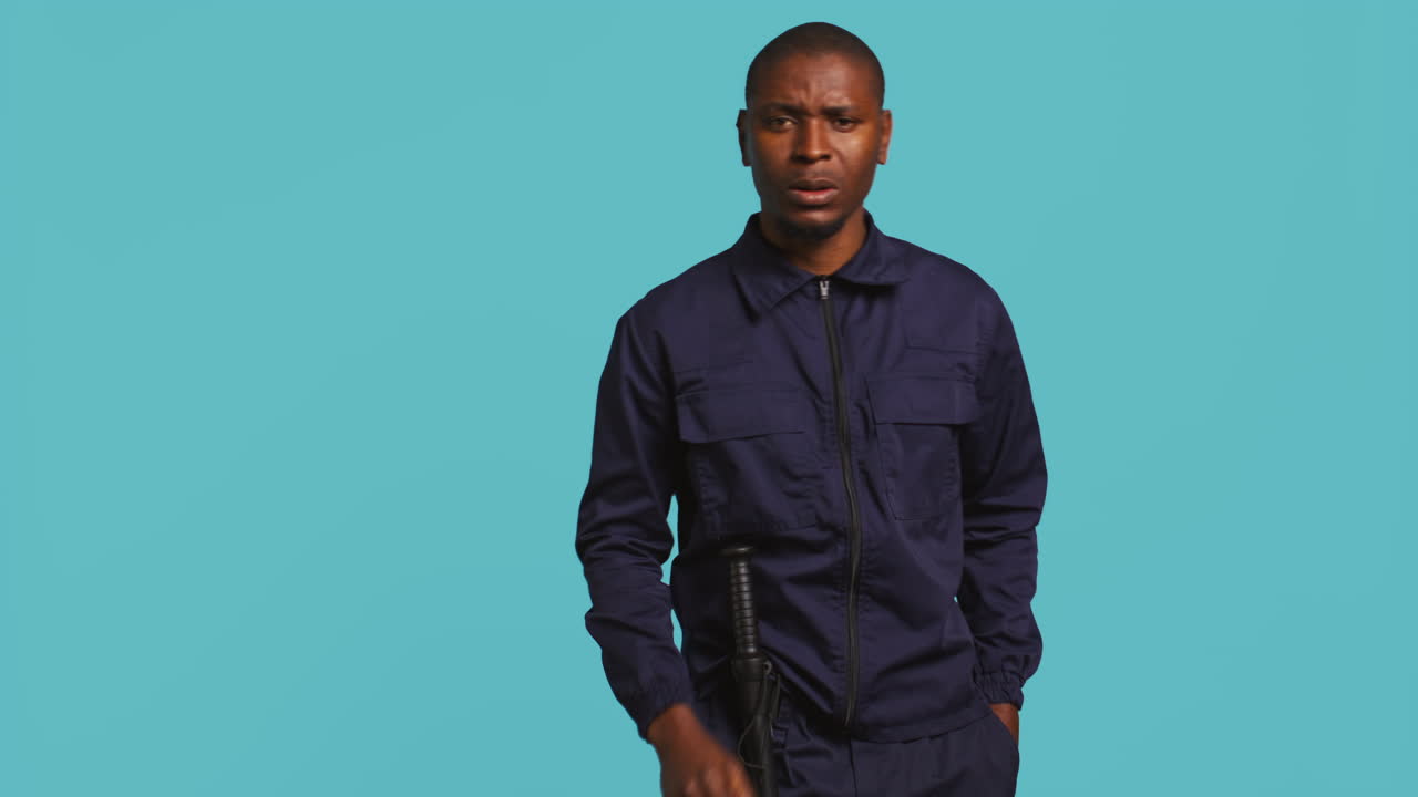 경비원이 손가락을 가리키고 침입한 사람들을 꾸습니다.