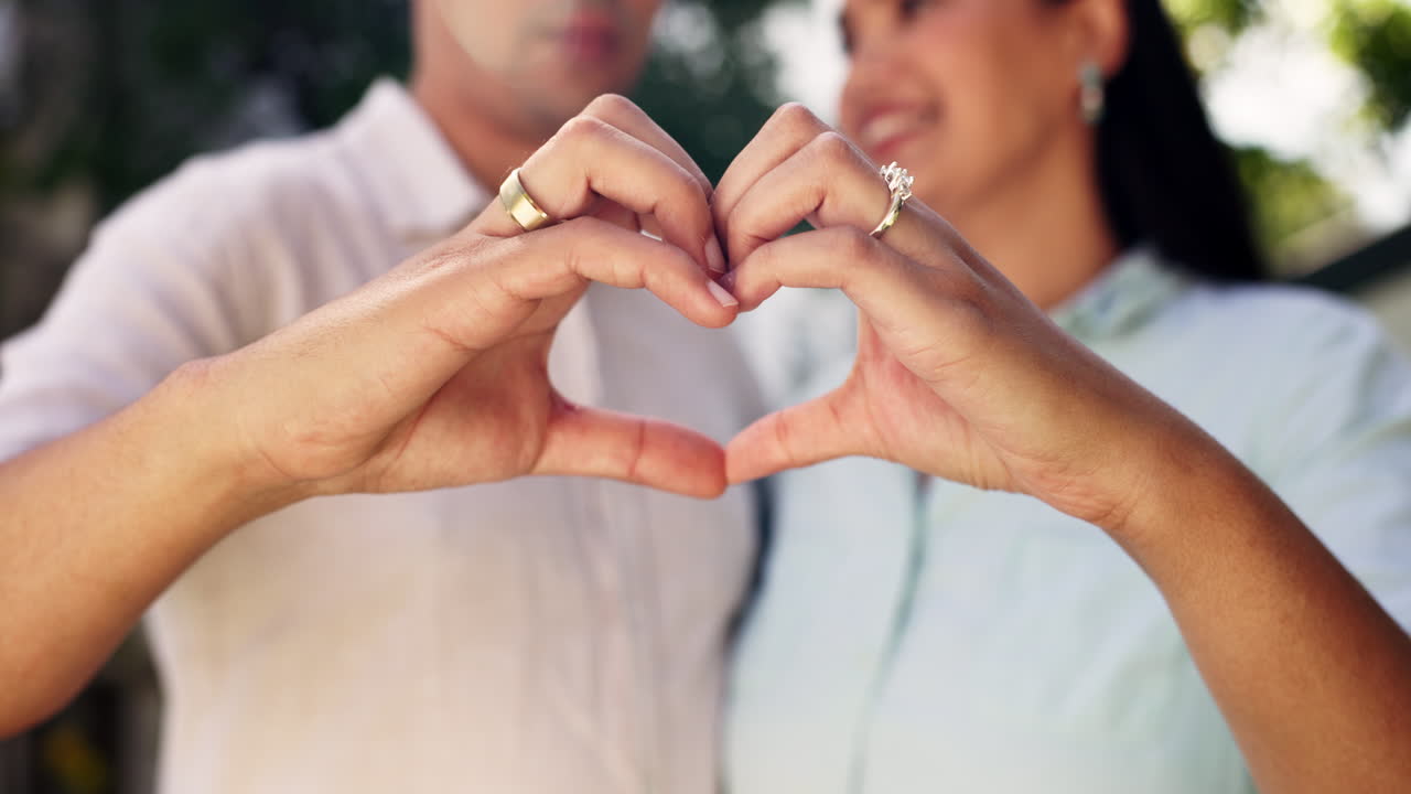 sonrisa, pareja y manos del corazón al aire libre para el cuidado