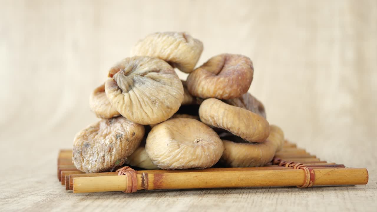 대나무 트레이 에 은 무화과