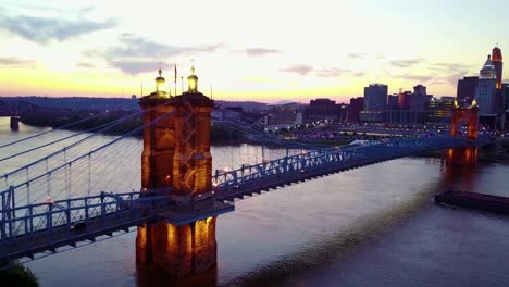 Una-Hermosa-Toma-Aérea-De-La-Noche-De-Cincinnati,-Ohio-Con-El-Puente-Que-Cruza-El-Río-Ohio-En-Primer-Plano-3