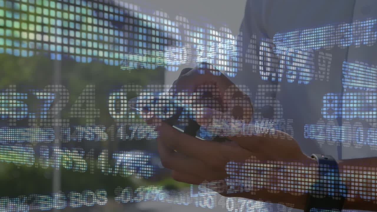 animación del procesamiento de datos financieros sobre un hombre caucásico que usa un teléfono inteligente