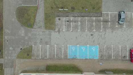 aérea de arriba hacia abajo de un estacionamiento con estacionamiento para discapacitados en polonia
