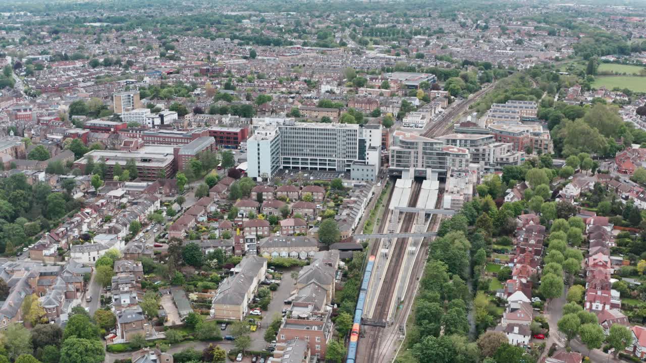 트위크넘 역에 도착하는 남서부 영국 철도 열차 상공에서 드론 촬영