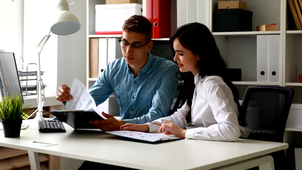 colegas discutiendo el proyecto sentados en sillas de oficina