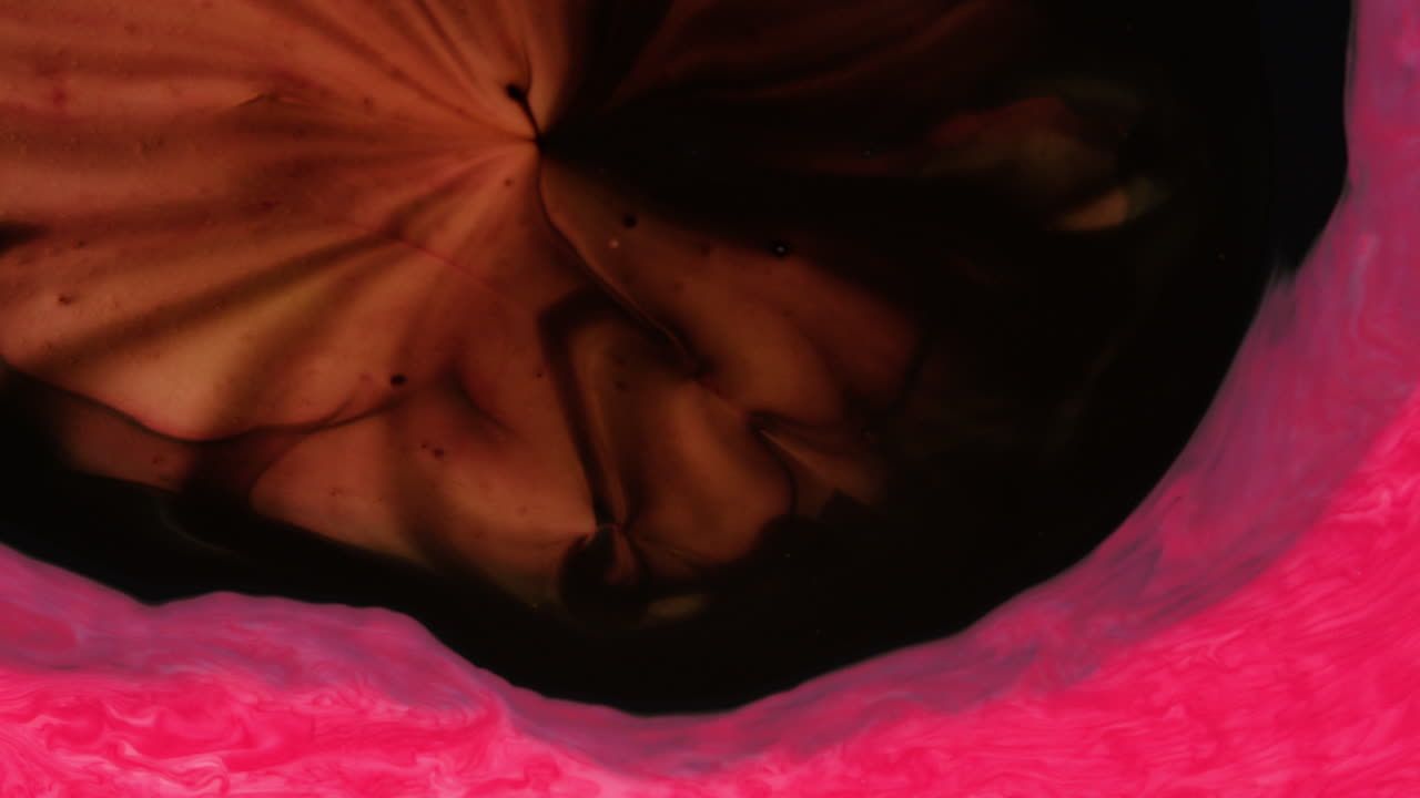 clip abstracto de la mezcla de colores líquidos rojos y negros