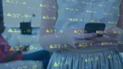 animación del procesamiento de datos financieros sobre una mujer de negocios caucásica que usa un teléfono inteligente