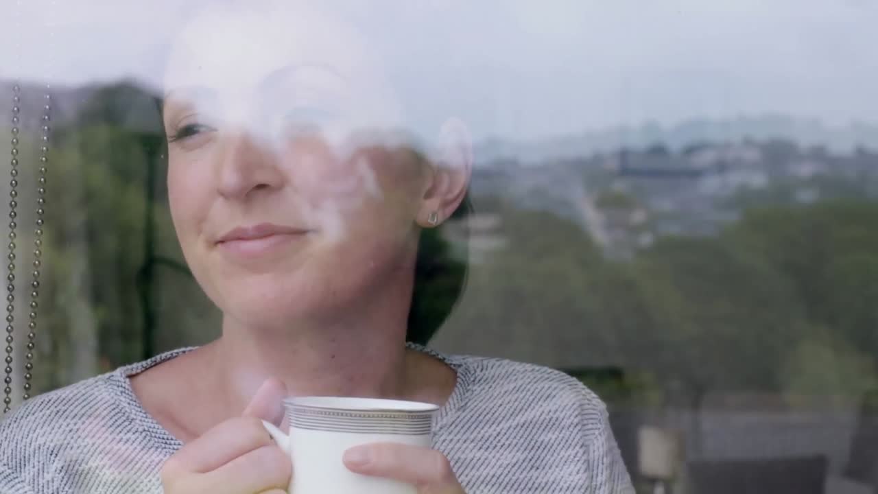 una mujer pensativa disfrutando de un café.