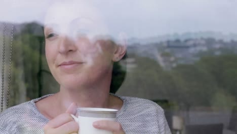 Mujer-Pensativa-Disfrutando-De-Un-Café