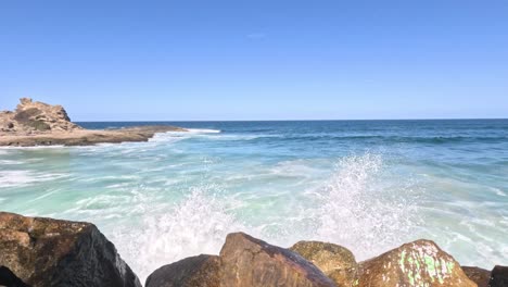 ocean waves crashing against rocks at nambucca heads