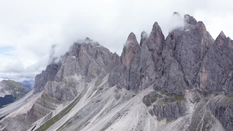 多洛米特山脈 (dolomites) 位於奧德爾山脈 (odle massif) 頂部,山脈的頂峰是高山,高山的頂部是高山.