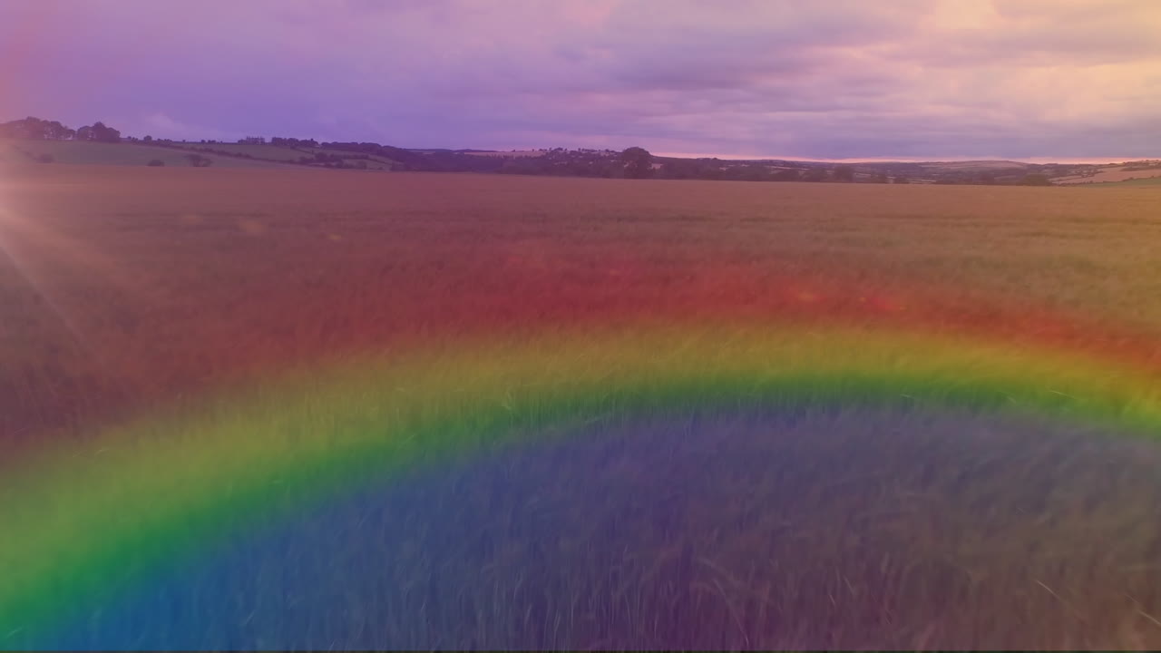 video de la niebla del arco iris sobre el paisaje rural en movimiento