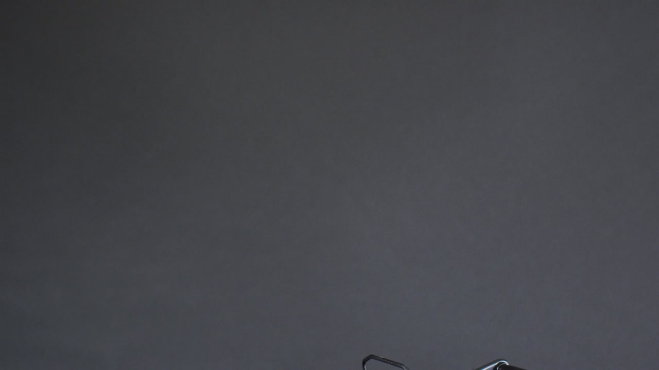 video de un carrito de compras con espacio de copia sobre un fondo gris