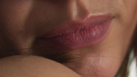 joven mujer caucásica mordiéndose el labio, imágenes de primer plano