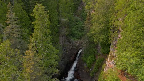 Hermosa-Cascada-Escondida-Naturaleza-Increíble-Paisaje