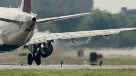 Verzerrung-Durch-Düsenabgase,-Wenn-Das-Flugzeug-über-Die-Landebahn-Rollt