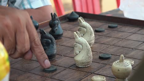 Seitenansicht-Von-Zwei-Asiatischen-Männern,-Die-Draußen-Schach-Spielen