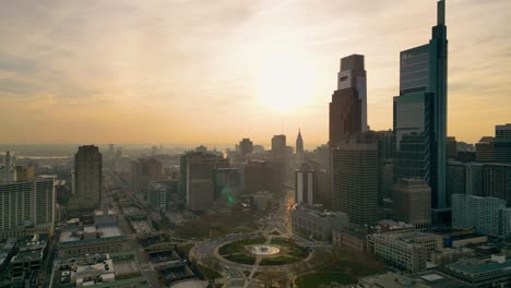 Hora-Dorada-Del-Amanecer-épico-De-La-Mañana-Sobre-El-Centro-De-Filadelfia,-Panorama-Aéreo-Edificante