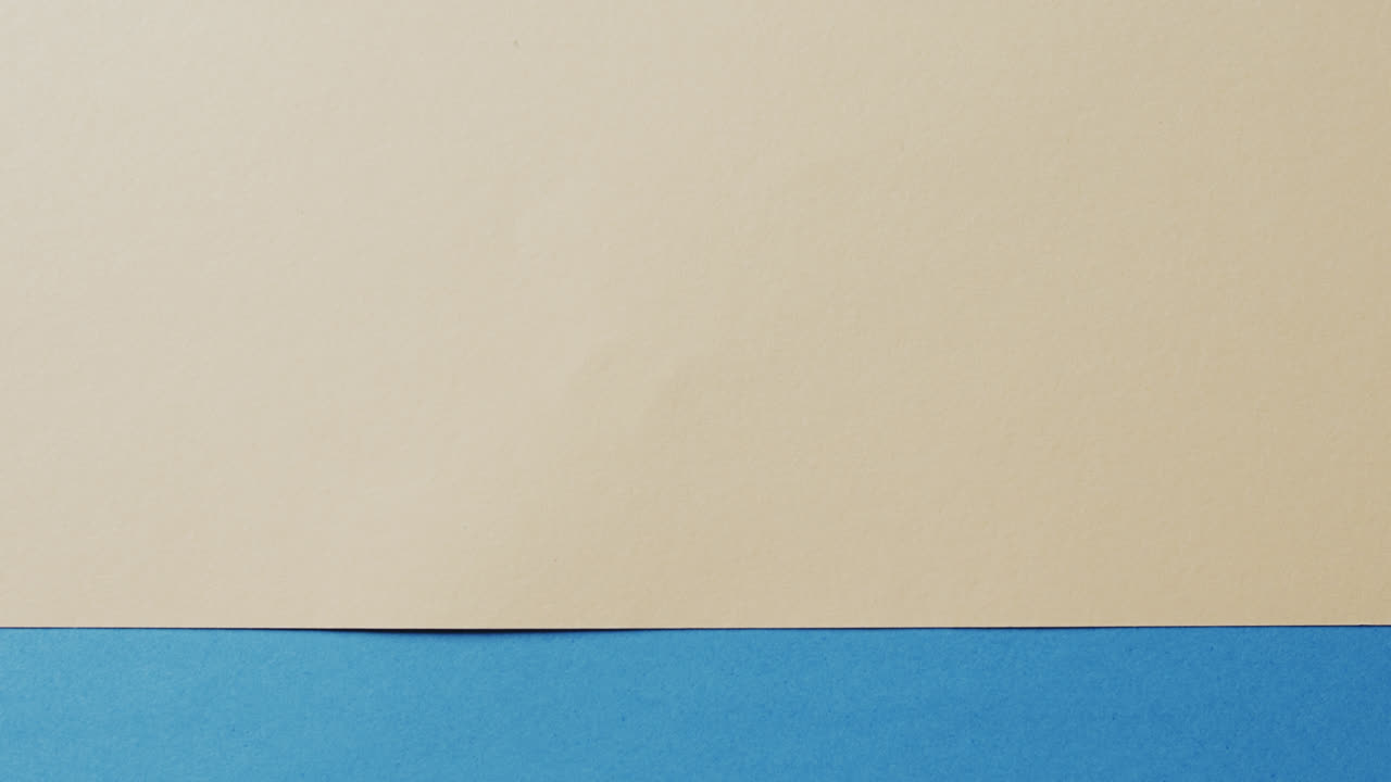 primer plano de tarjetas en blanco y azules con espacio de copia en cámara lenta