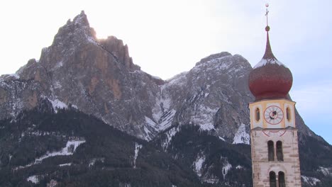 Zeitrafferwolken-über-Einer-Ostkirche-In-Einem-Verschneiten-Tiroler-Dorf-In-Den-Alpen-In-Österreich-Schweiz-Italien-Slowenien-Oder-Einem-Osteuropäischen-Land-2