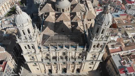 Schöne-Aufnahmen-Von-Jaen---Spanien-Konzentrieren-Sich-Auf-Die-Kathedrale-Von-Jaen-Auf-Dem-Platz-Santa-Maria