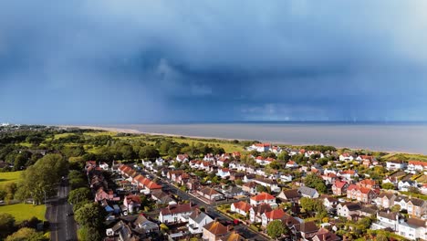 스케그네스 (skegness) 의 해변 마을 위에 아오르는 폭풍