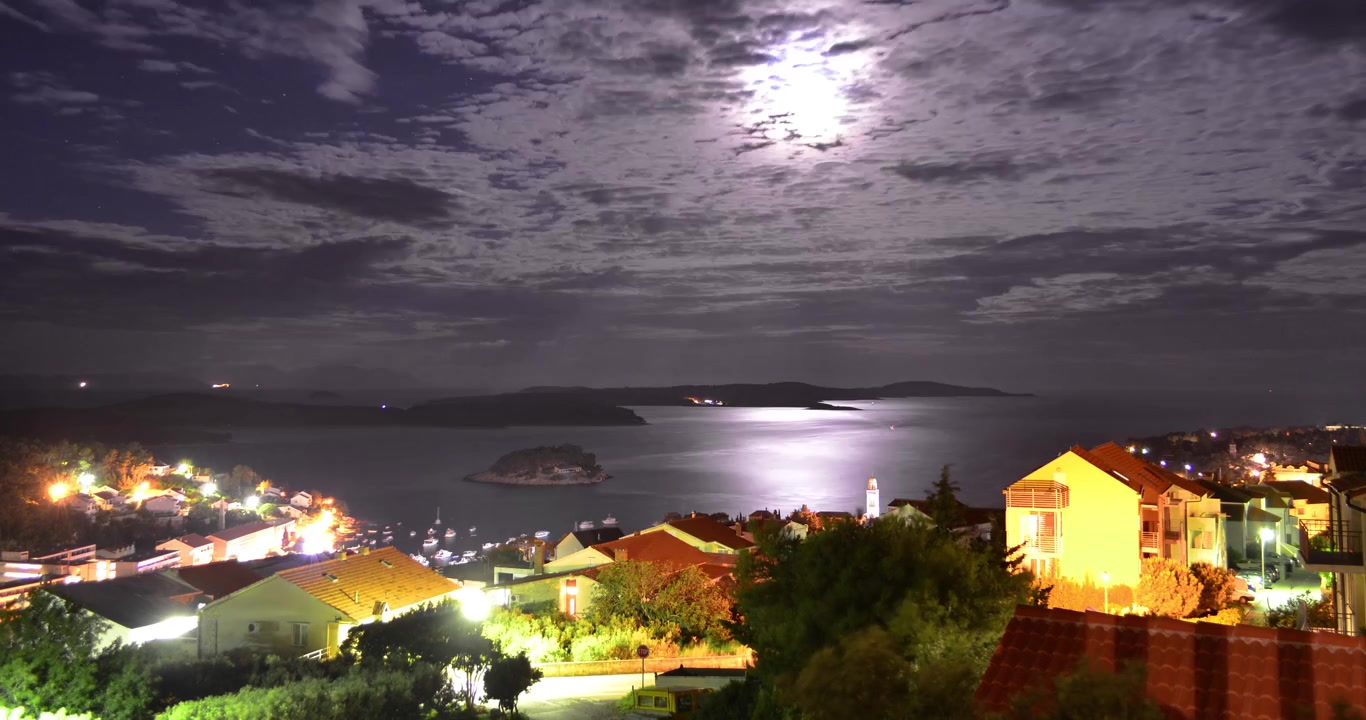 Timelapse do Porto de Hvar à noite