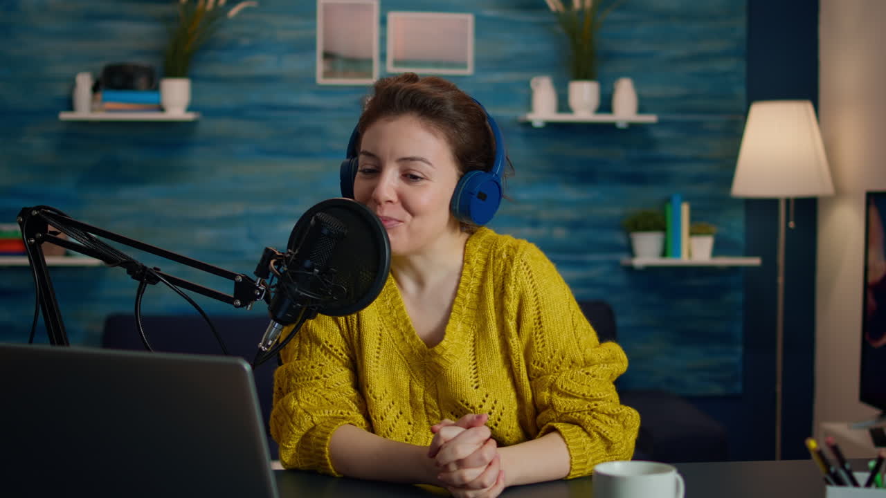 Kvindelig influencer med høretelefoner diskuterer med fans