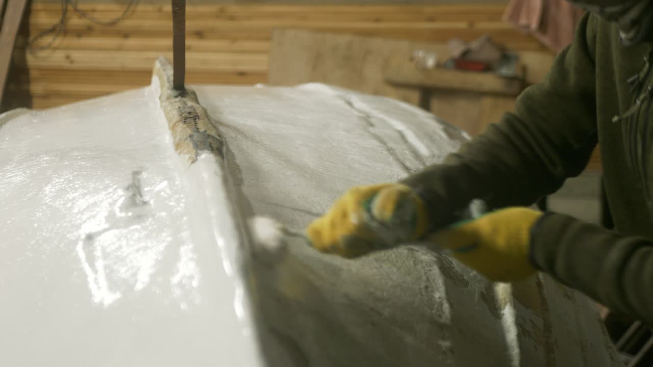 Fiberglas teknenin alt gövdesini polyester beyaz boya ile boyama