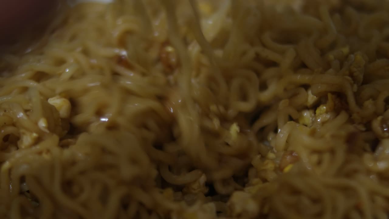 primo piano di noodles saltati in padella