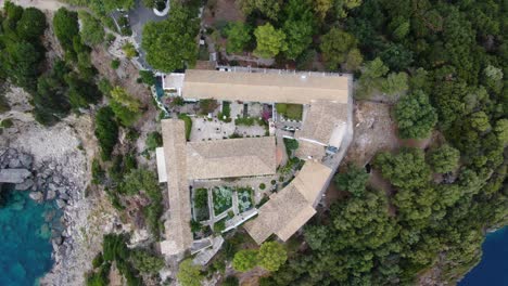 Vista-De-Arriba-Hacia-Abajo-Del-Monasterio-En-Paleokastritsa